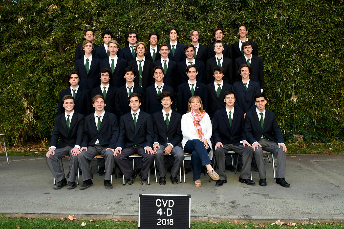 Con sus compañeros de 4° Medio y su profesora jefe, Rosario Infante