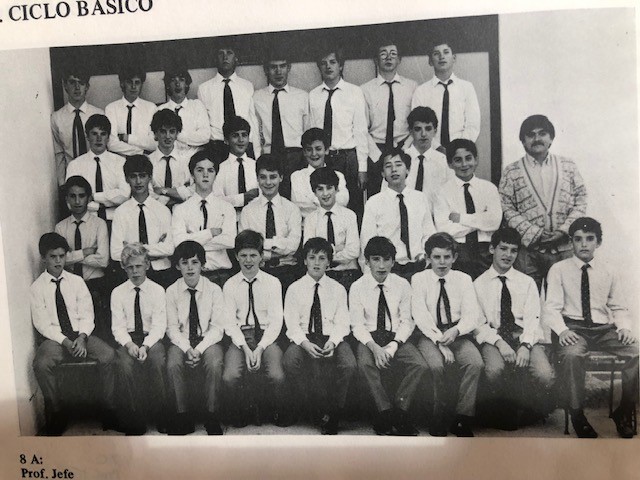 Pepe sentado en el tercer puesto (izquierda a derecha), de la primera fila (abajo hacia arriba), en VIII Básico en 1990.