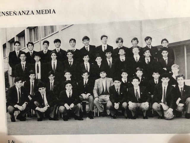 Foto de curso del 1° Medio A en 1991. Yuraszeck es el segundo alumno sentado a la derecha del profesor.