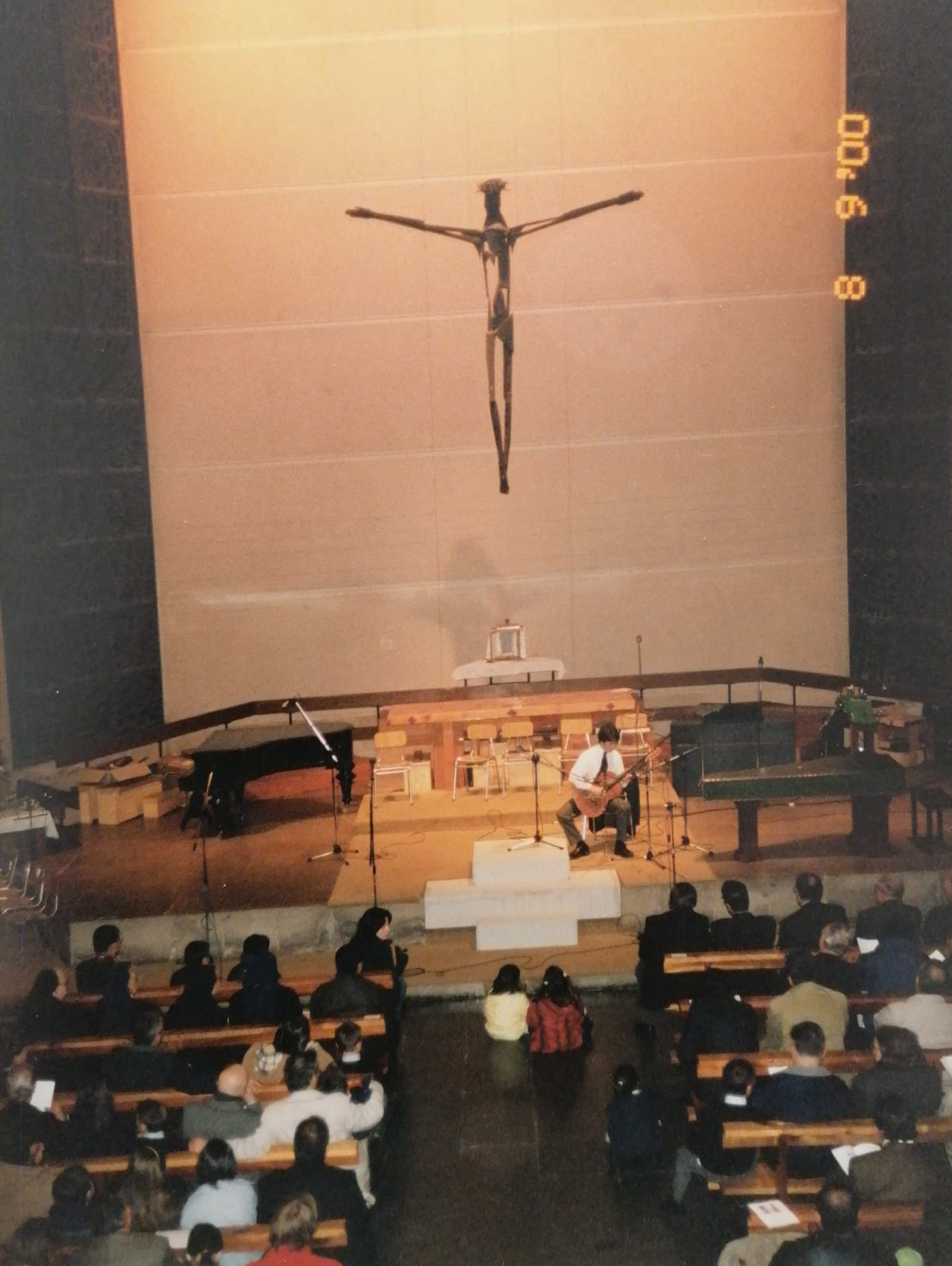 La pasión de Gonzalo siempre ha sido la guitarra. Esta foto fue tomada en septiembre de 2000, veintidós años antes del nuevo concierto que brindó en el CVD.